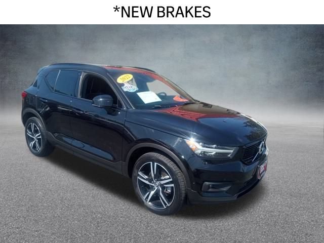 Used 2022 Volvo XC40 T5 R-Design image 3
