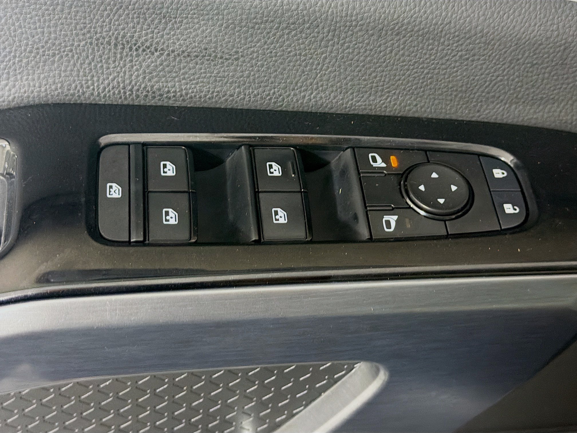 Used 2023 Nissan Pathfinder SL w/ Lighting Package (N92) FWD image 15