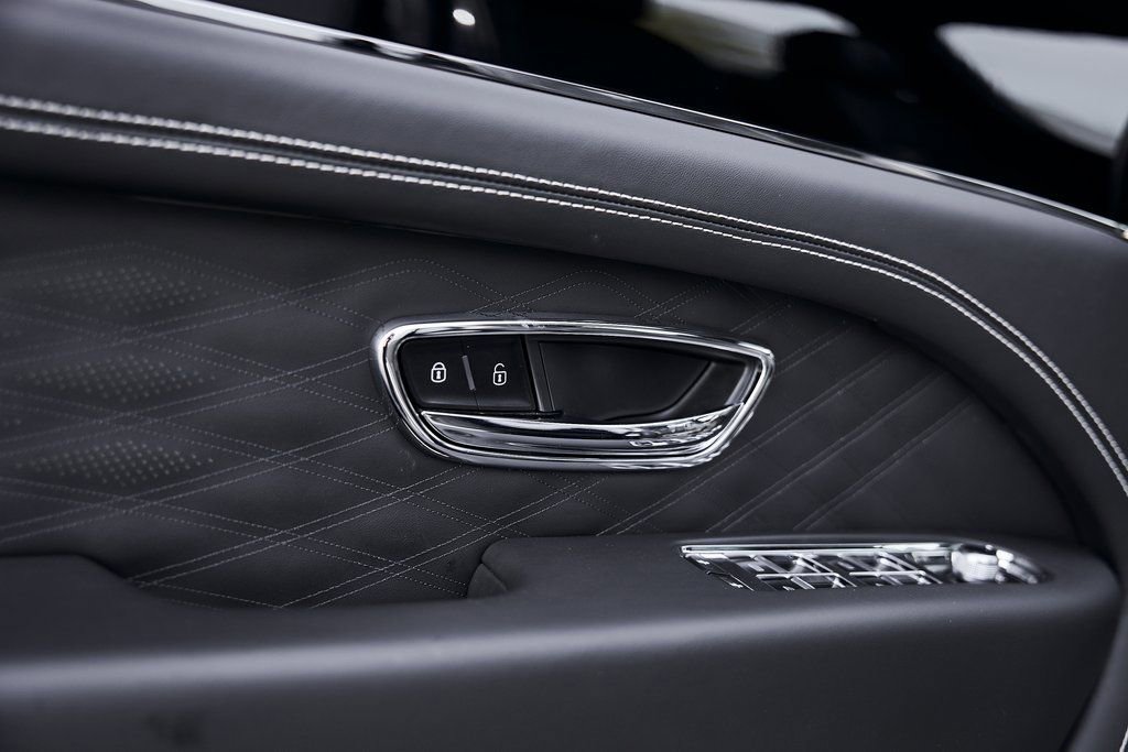 Used 2023 Bentley Bentayga Extended Wheelbase AWD/4WD image 33