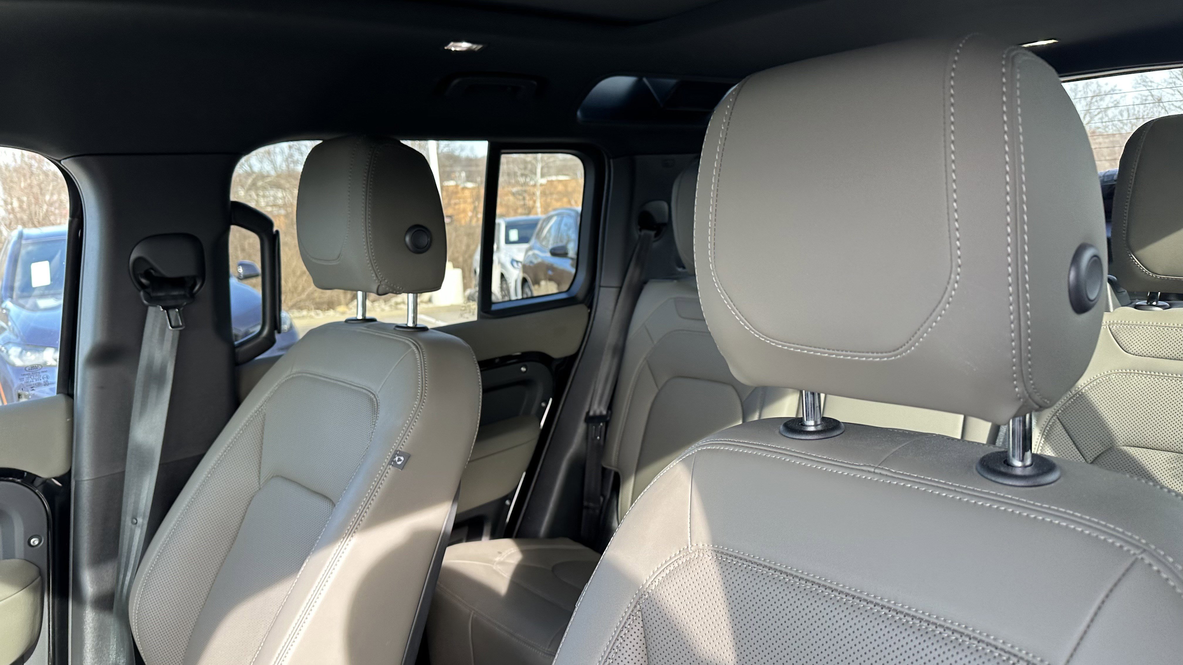 Used 2024 Land Rover Defender 110 X-Dynamic SE image 18