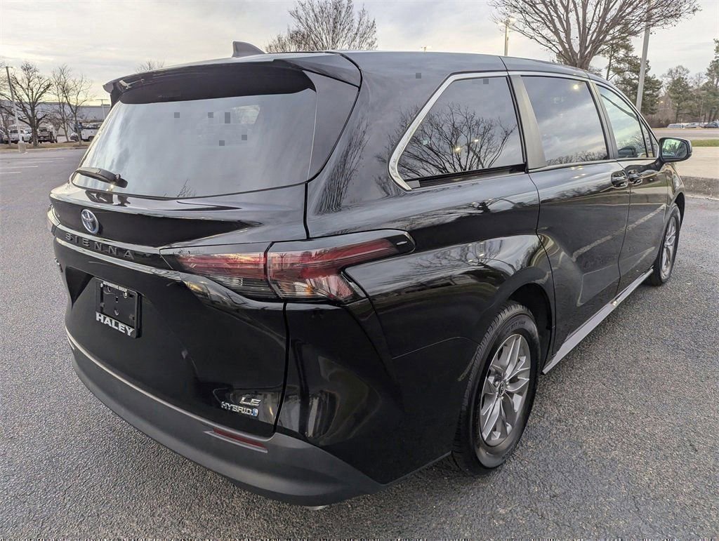 Used 2024 Toyota Sienna LE image 8