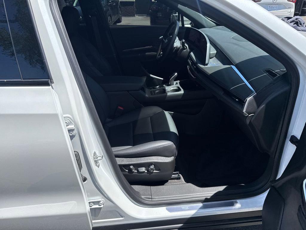 Used 2025 Cadillac XT4 Sport w/ Cold Weather Package FWD image 55