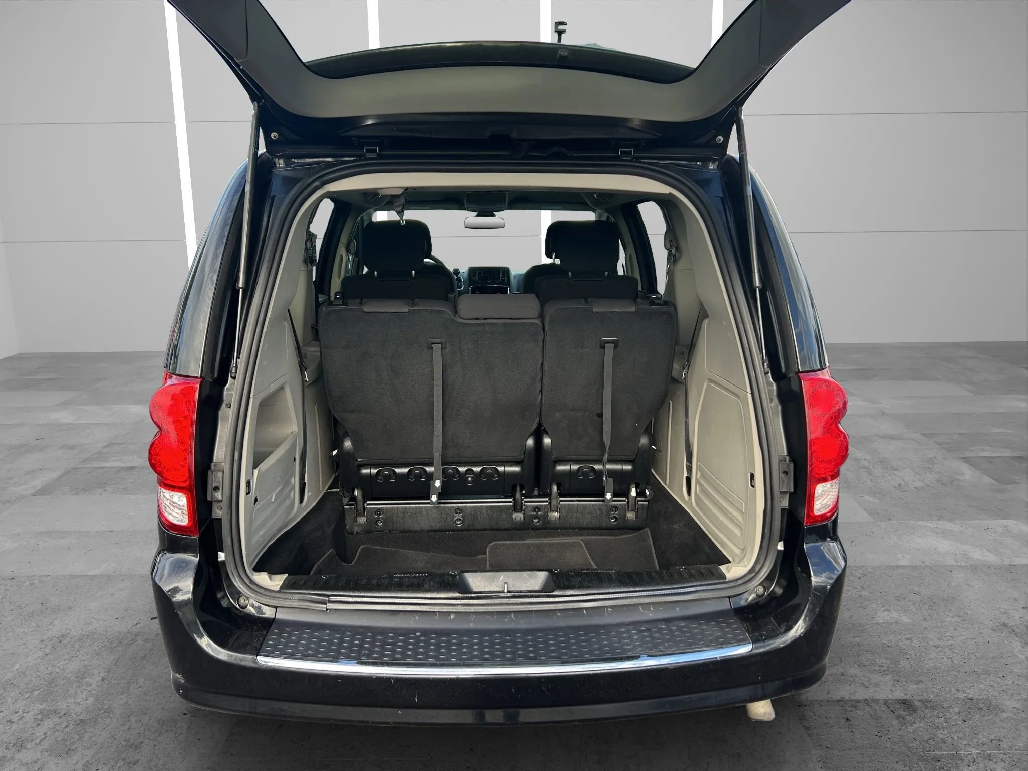 Used 2019 Dodge Grand Caravan SE w/ UConnect Hands-Free Group image 24