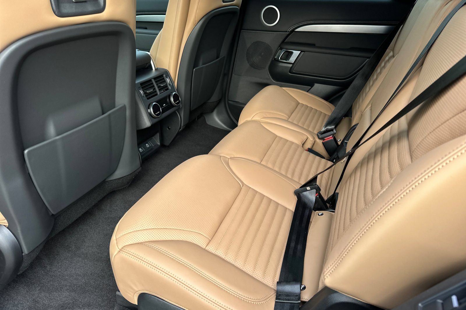 New 2025 Land Rover Discovery Dynamic SE AWD/4WD image 12