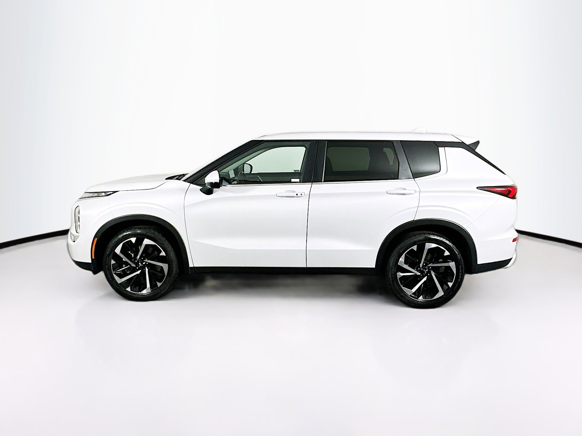 Used 2024 Mitsubishi Outlander SE image 4