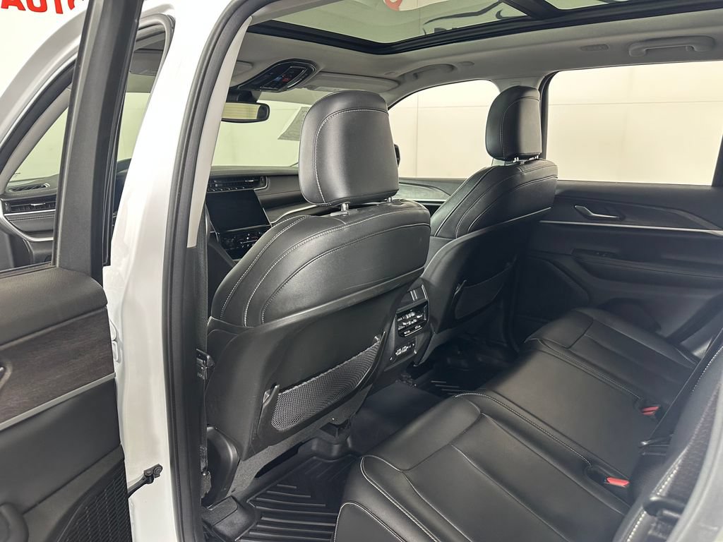 Used 2023 Jeep Grand Cherokee Limited w/ Black Appearance Package AWD/4WD image 20