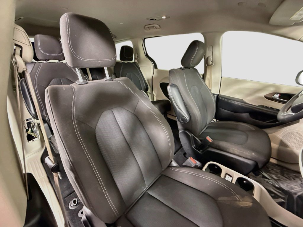Used 2022 Chrysler Voyager LX FWD image 26