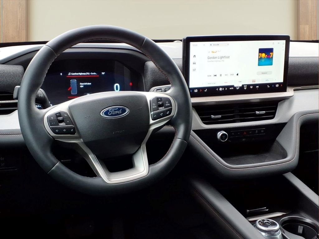 Used 2025 Ford Explorer Active AWD/4WD image 3