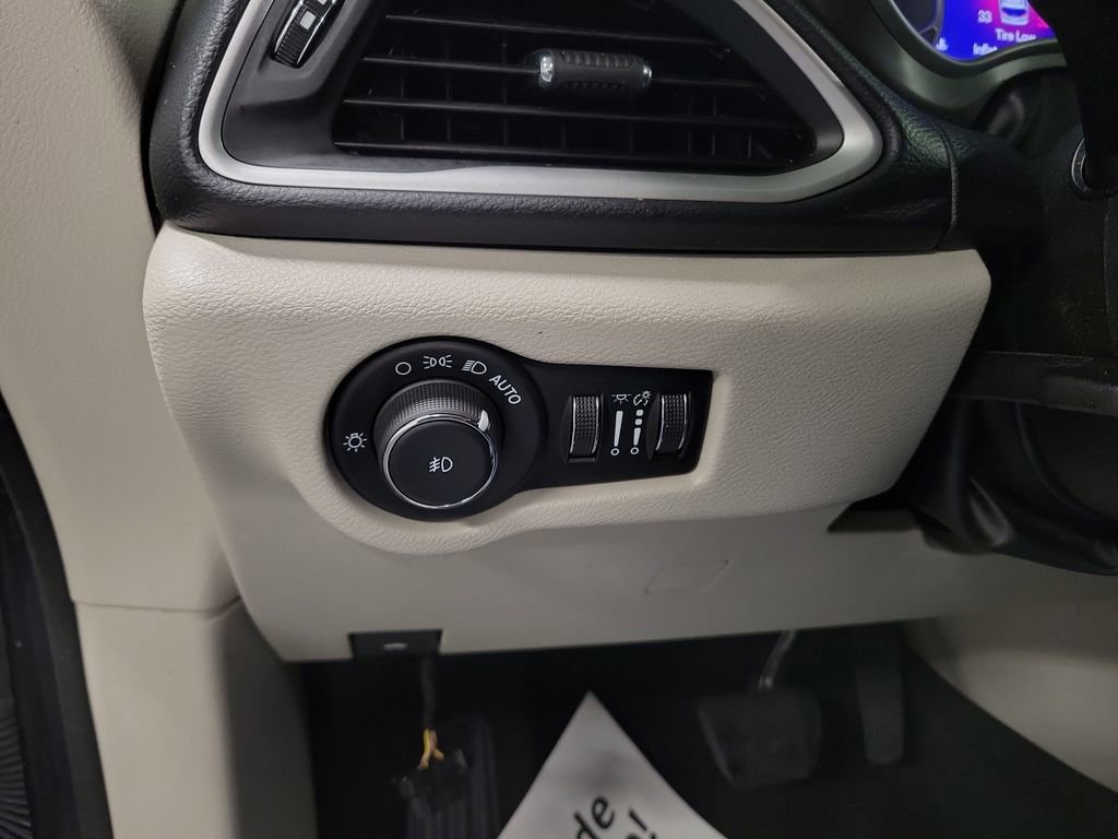 Used 2021 Chrysler Pacifica Touring-L image 20