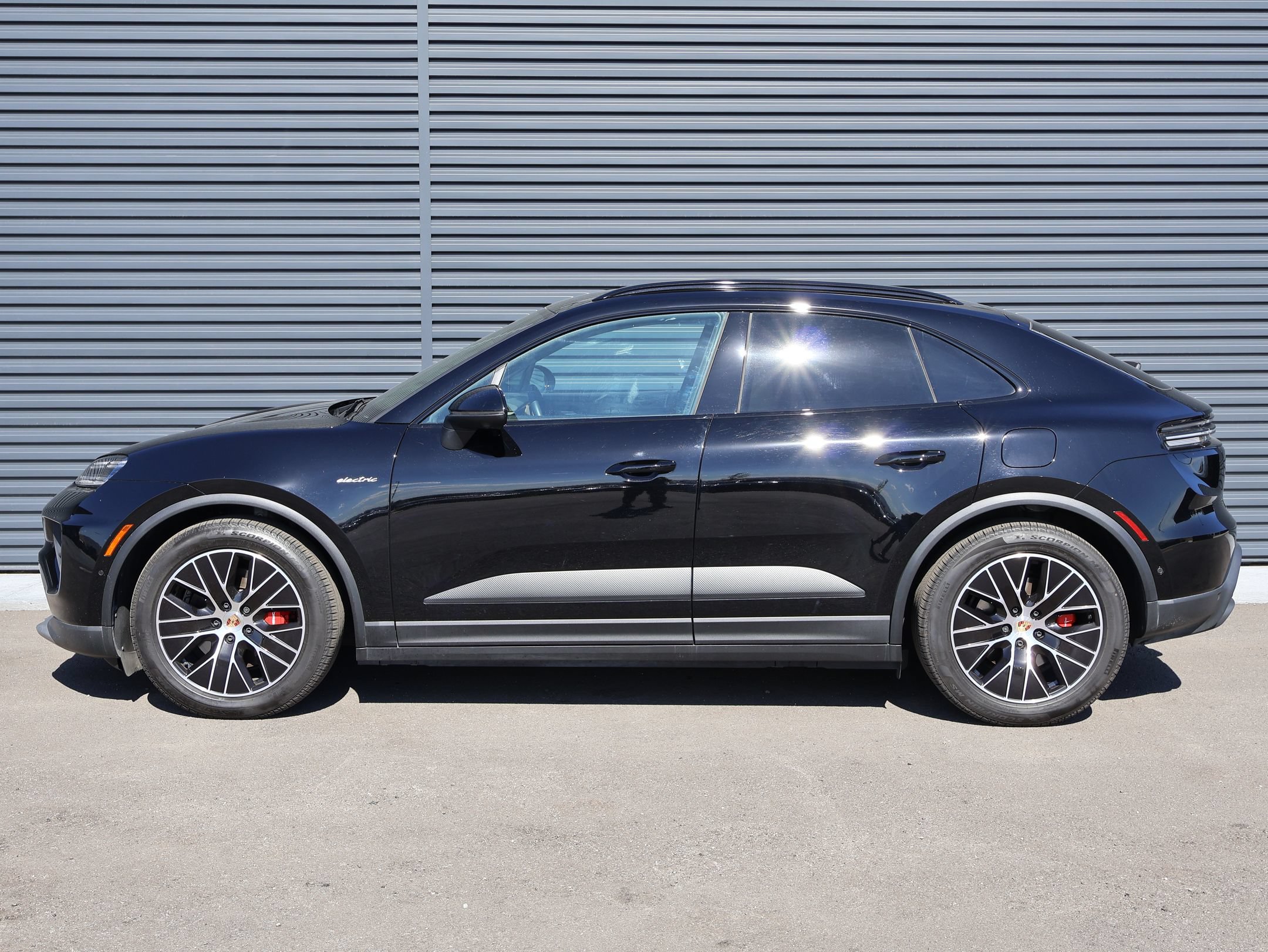 Certified 2025 Porsche Macan 4S Electric AWD/4WD image 2