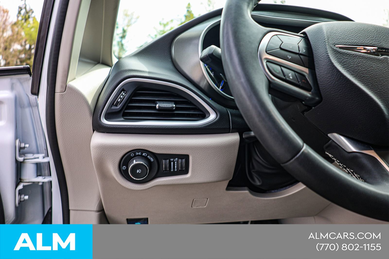 Used 2024 Chrysler Pacifica Touring-L image 22