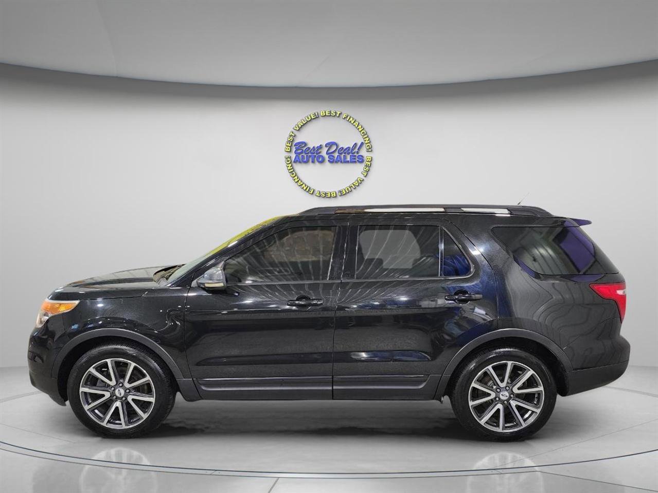 Used 2015 Ford Explorer XLT w/ Equipment Group 202B FWD image 3