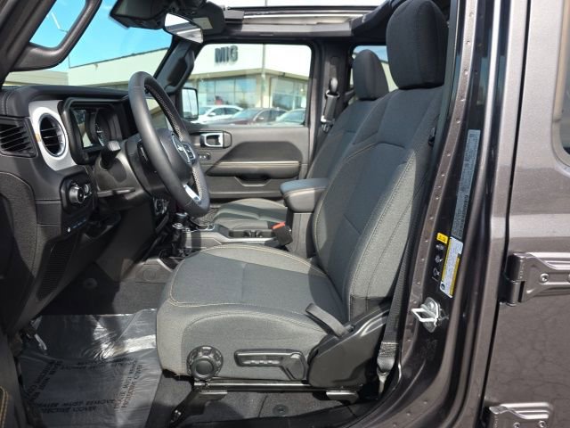 Used 2025 Jeep Wrangler Unlimited Sahara w/ Safety Group AWD/4WD image 19