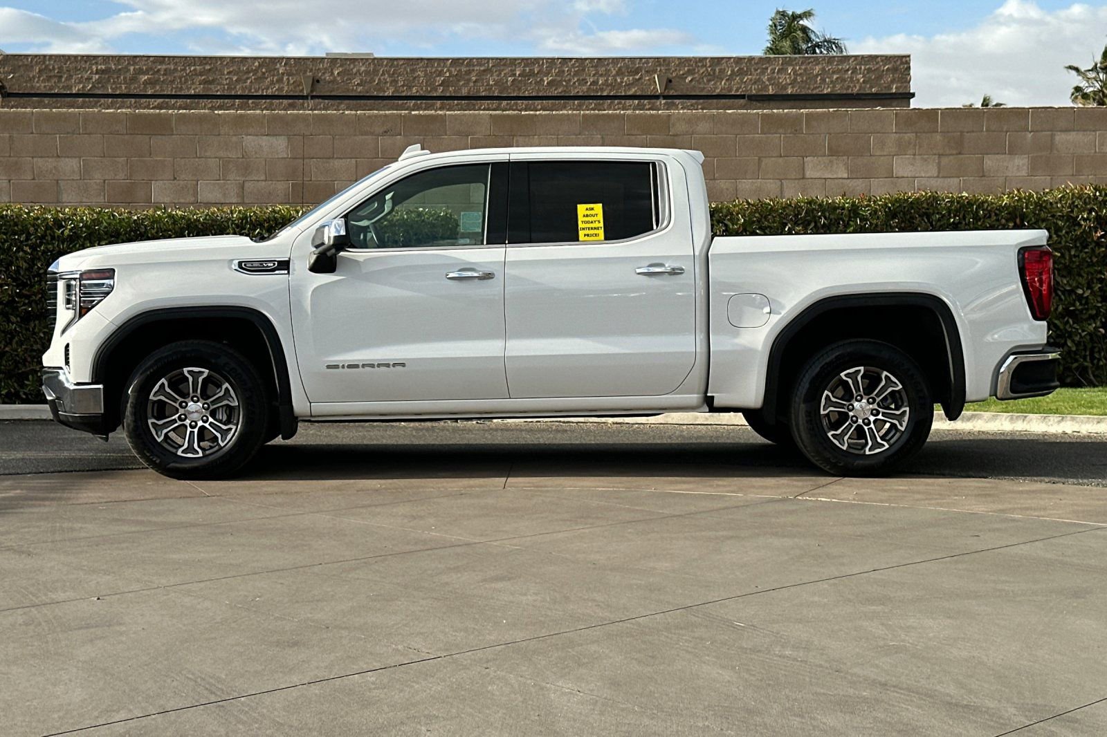 Used 2025 GMC Sierra 1500 SLT RWD image 7