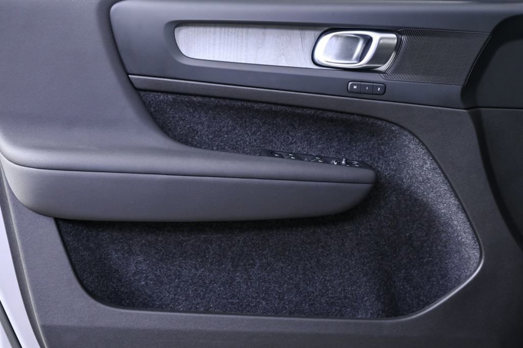 Certified 2025 Volvo XC40 B5 Plus image 8