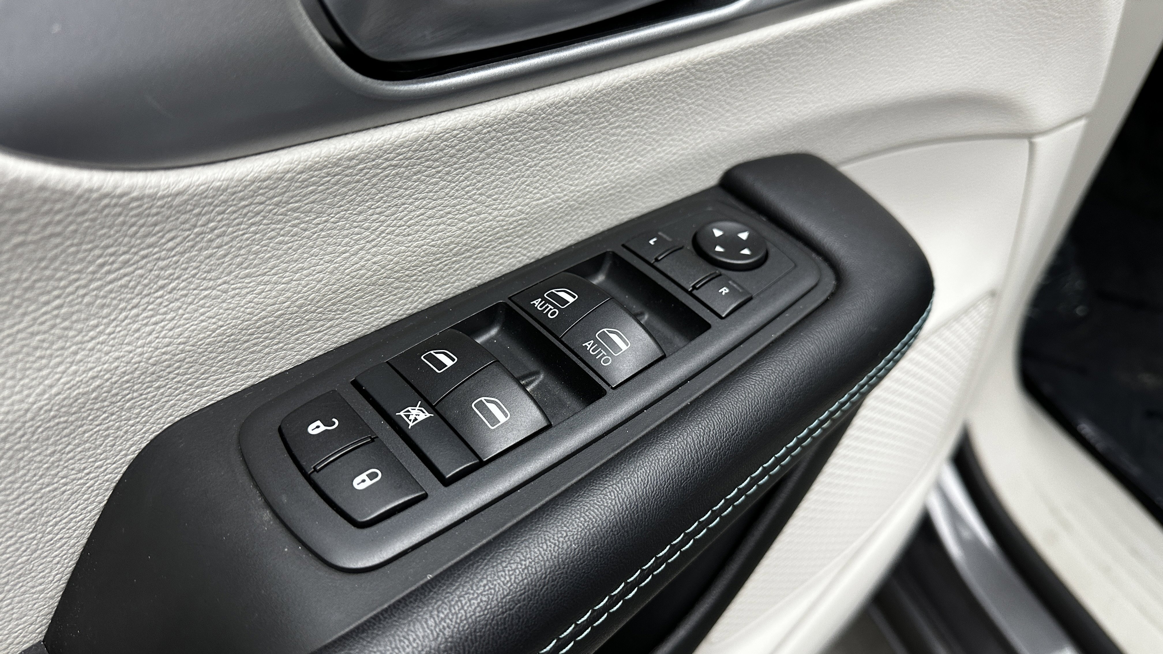 Used 2018 Chrysler Pacifica Touring-L image 11