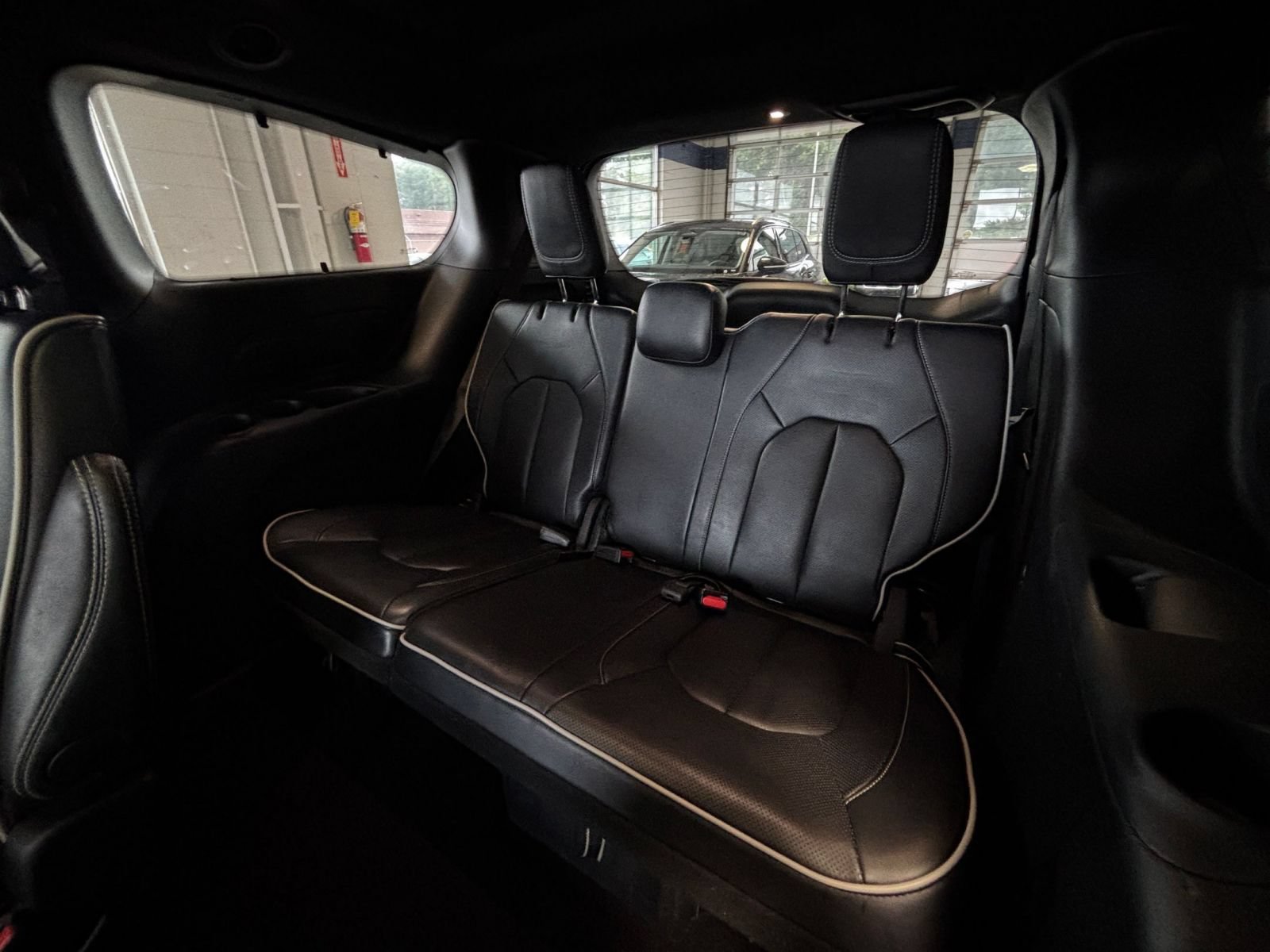Used 2025 Chrysler Pacifica Limited FWD image 32