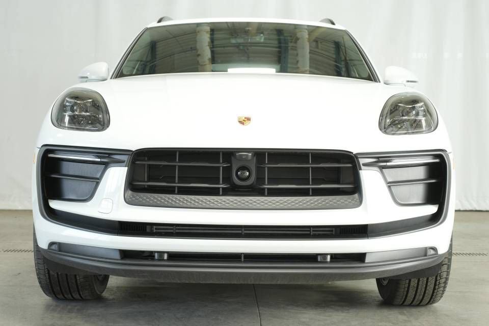 Certified 2025 Porsche Macan AWD/4WD image 11