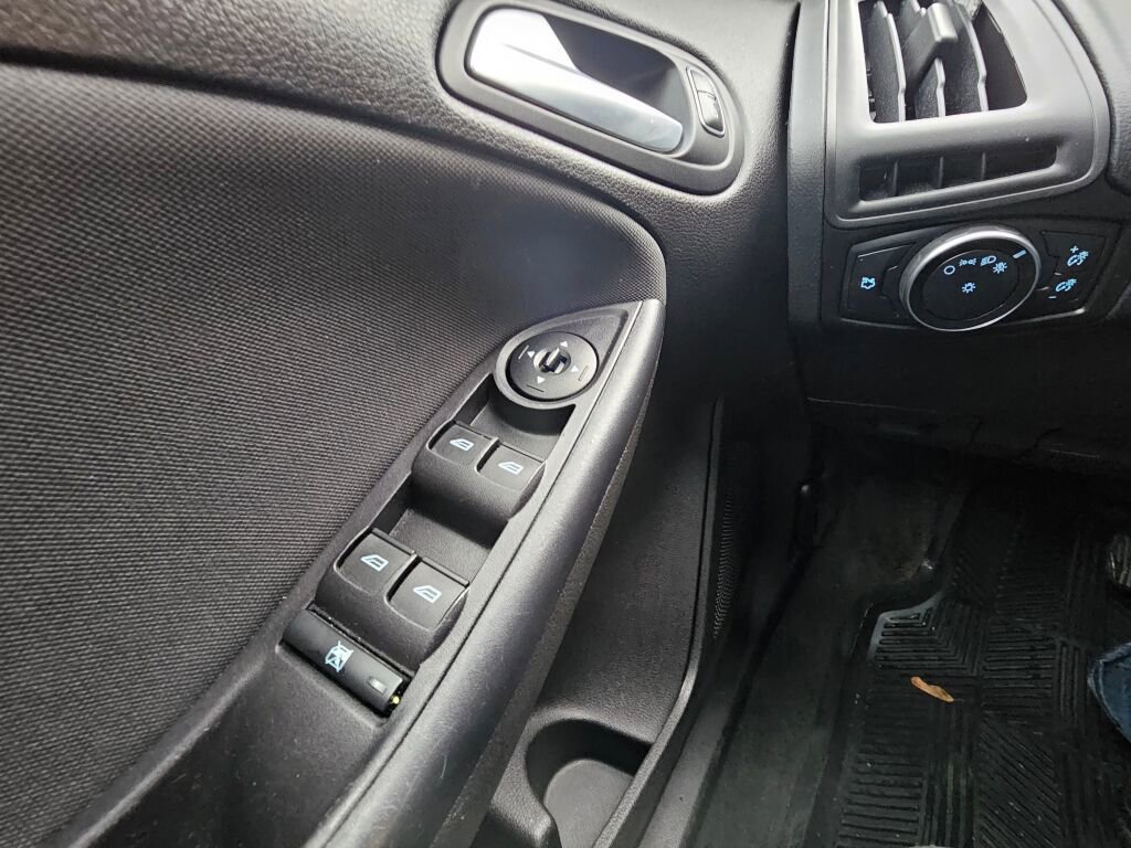 Used 2016 Ford Focus SE image 34
