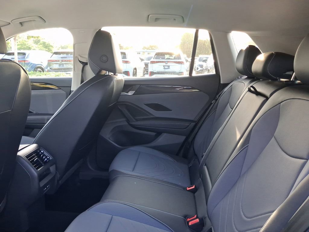 Certified 2025 Volkswagen Tiguan SE image 8