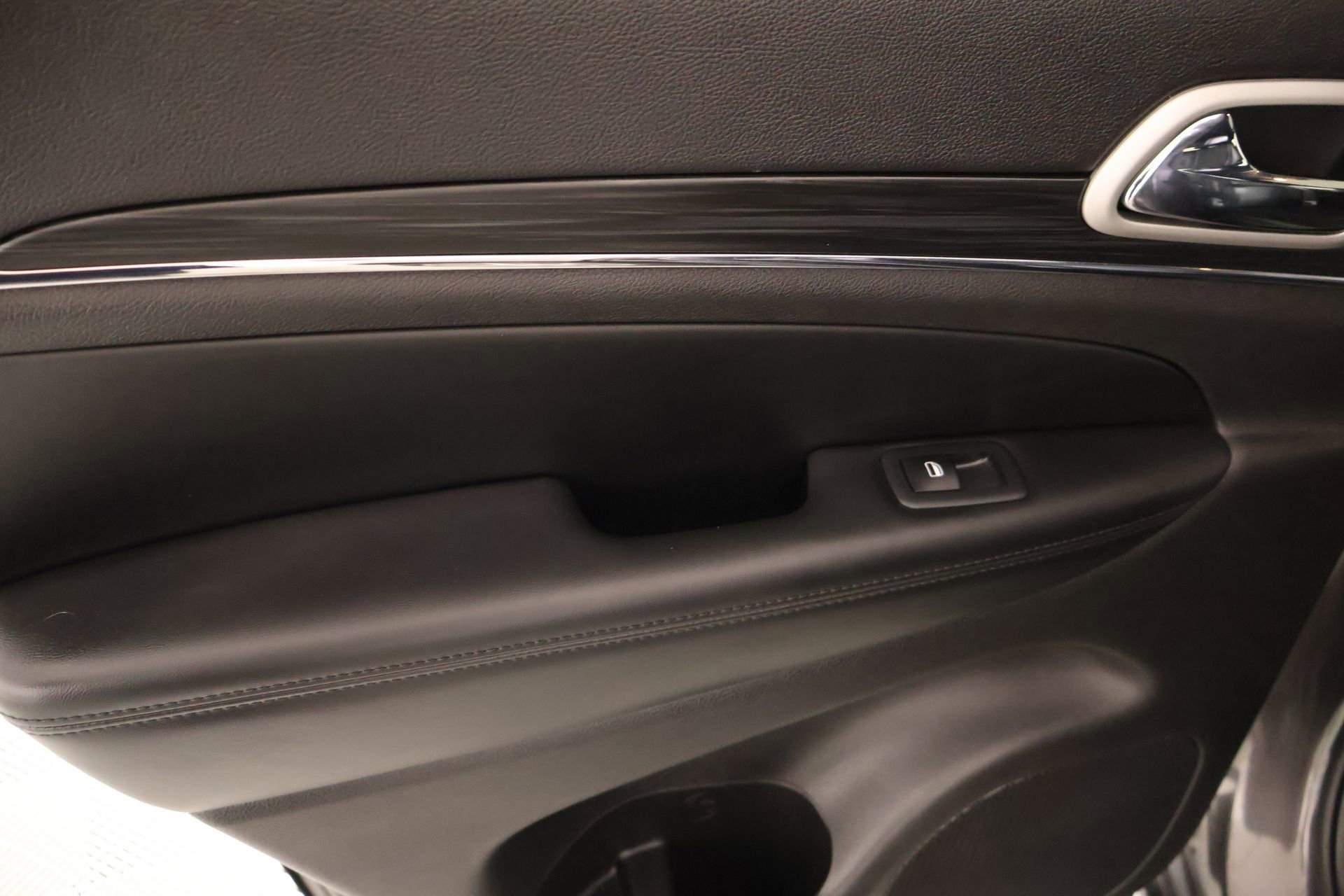 Used 2020 Jeep Grand Cherokee Limited w/ Luxury Group II AWD/4WD image 18