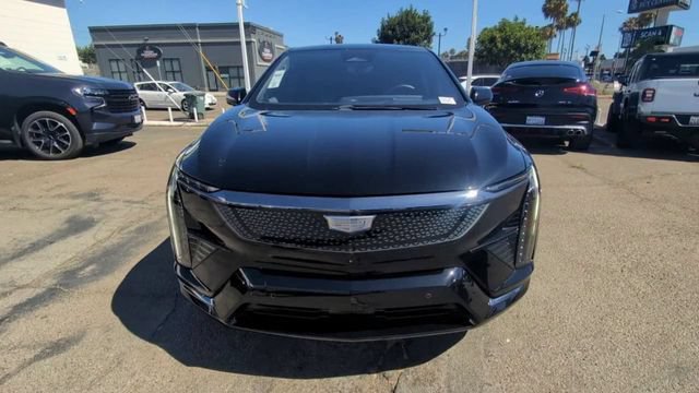 Used 2025 Cadillac Optiq Sport 2 w/ LPO, ONYX Package AWD/4WD image 3