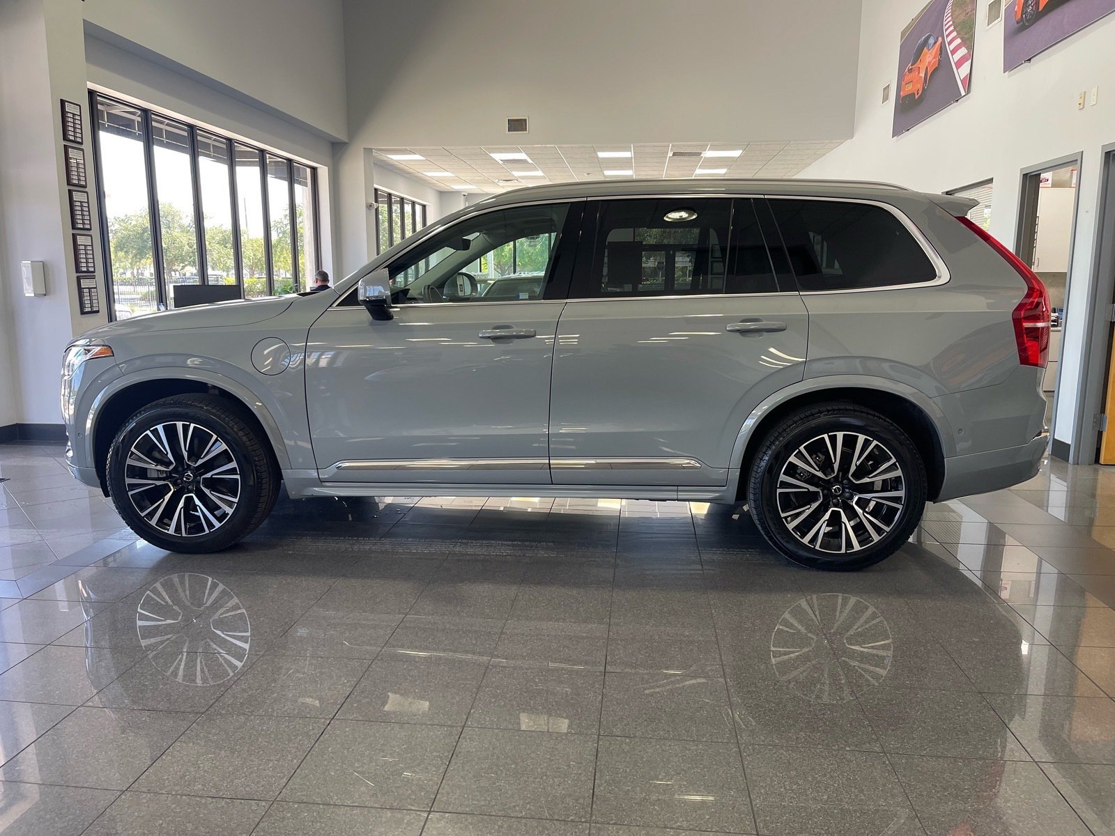Used 2025 Volvo XC90 T8 Plus w/ Protection Package Premier AWD/4WD image 2