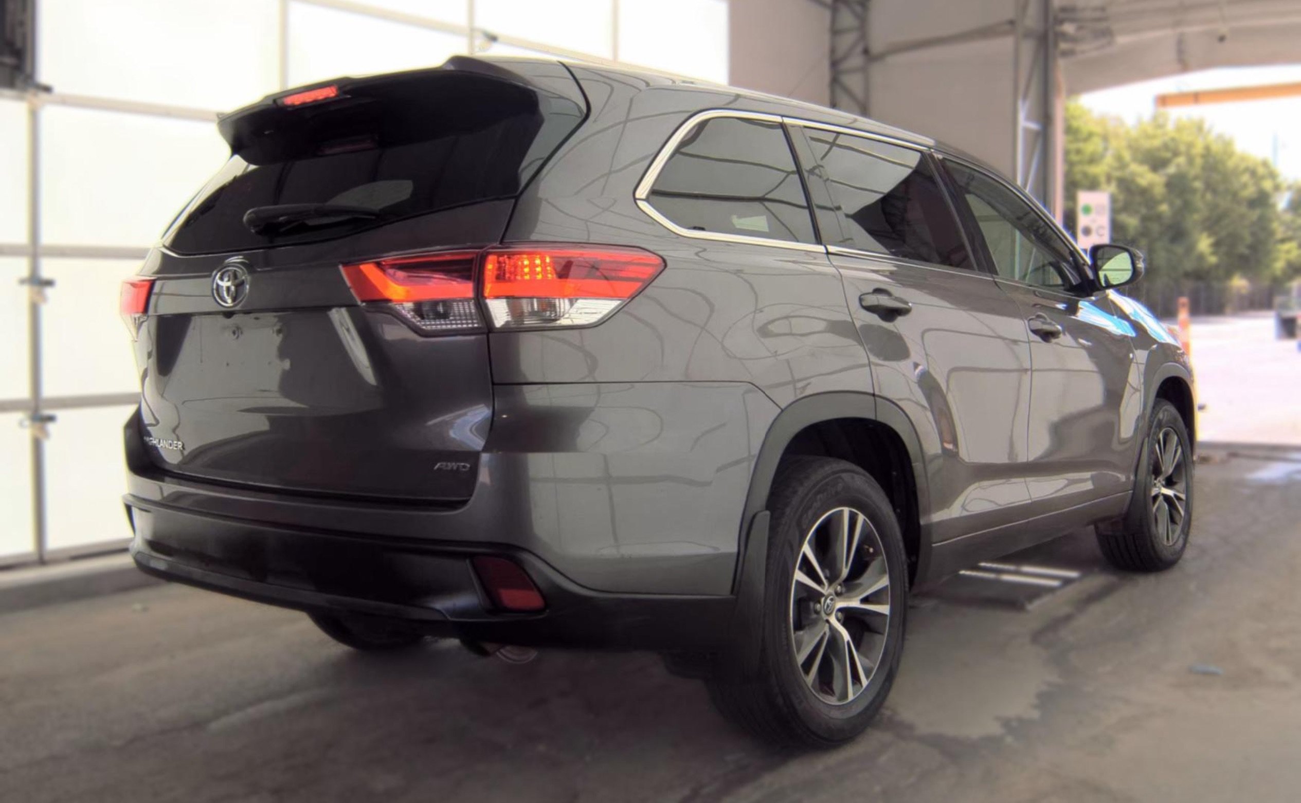 Used 2018 Toyota Highlander LE AWD/4WD image 3