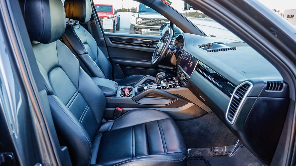 Used 2023 Porsche Cayenne Platinum Edition image 18
