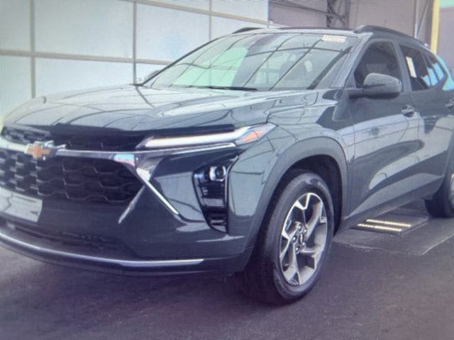 Used 2025 Chevrolet Trax LT FWD image 2