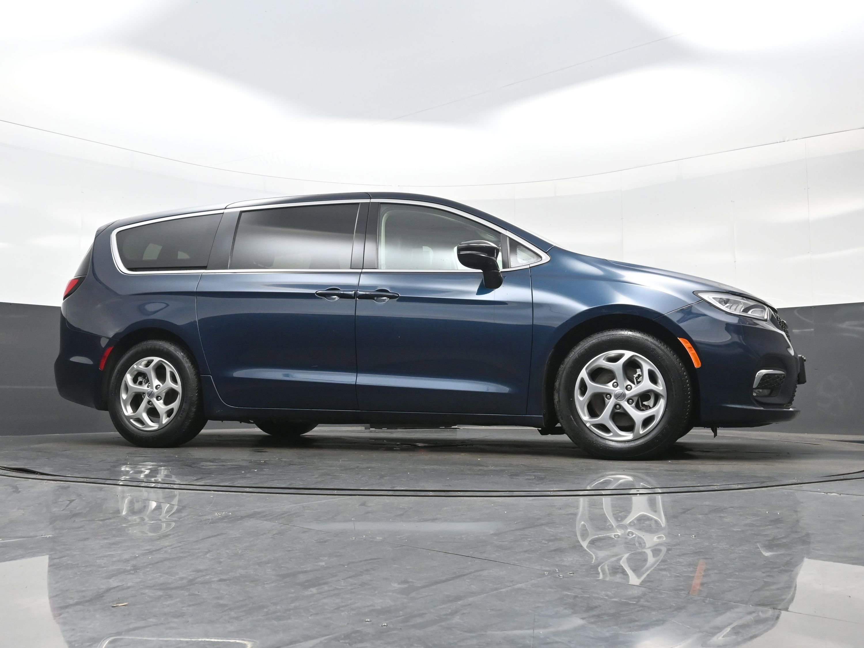 Used 2024 Chrysler Pacifica Limited image 30