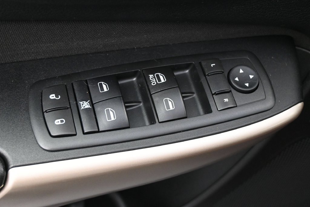 Used 2017 Jeep Cherokee Sport FWD image 3