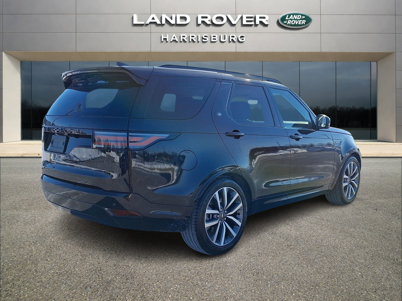 Used 2025 Land Rover Discovery Dynamic SE image 4
