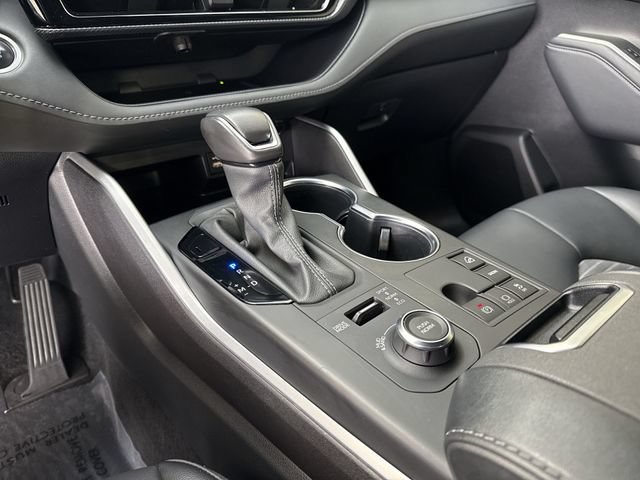 Used 2024 Toyota Highlander XSE AWD/4WD image 17