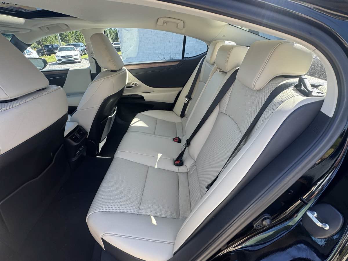 Used 2023 Lexus ES 350 w/ Premium Package FWD image 9