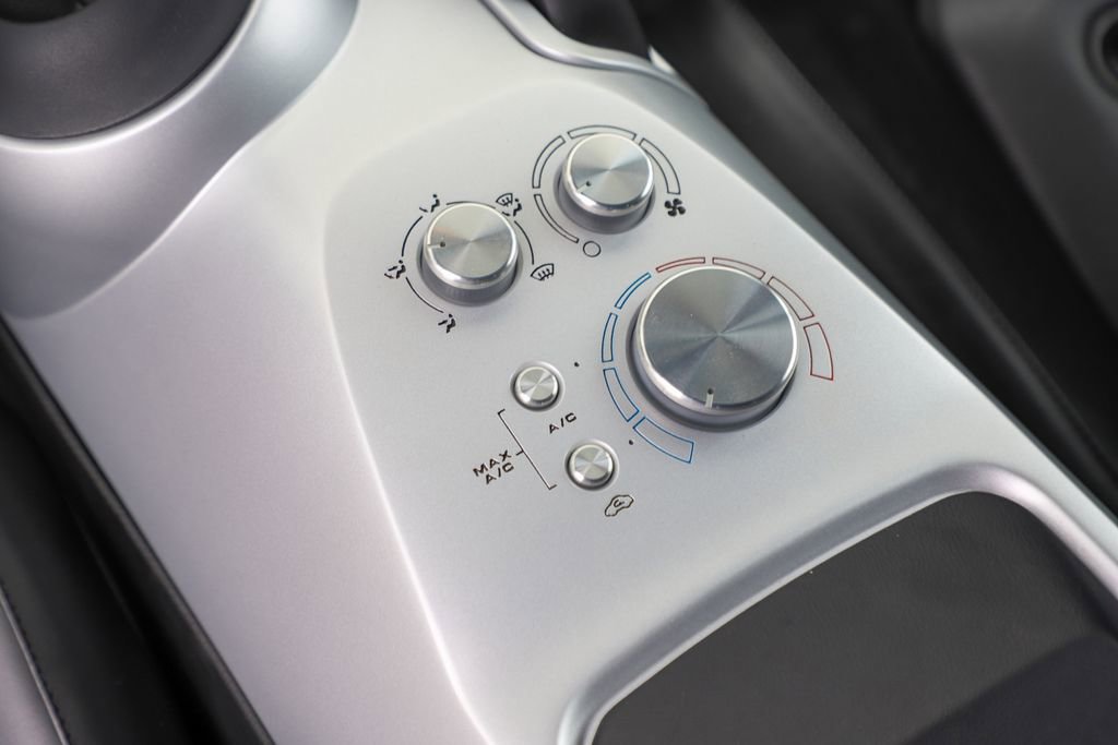 Used 2006 Ford GT RWD image 32