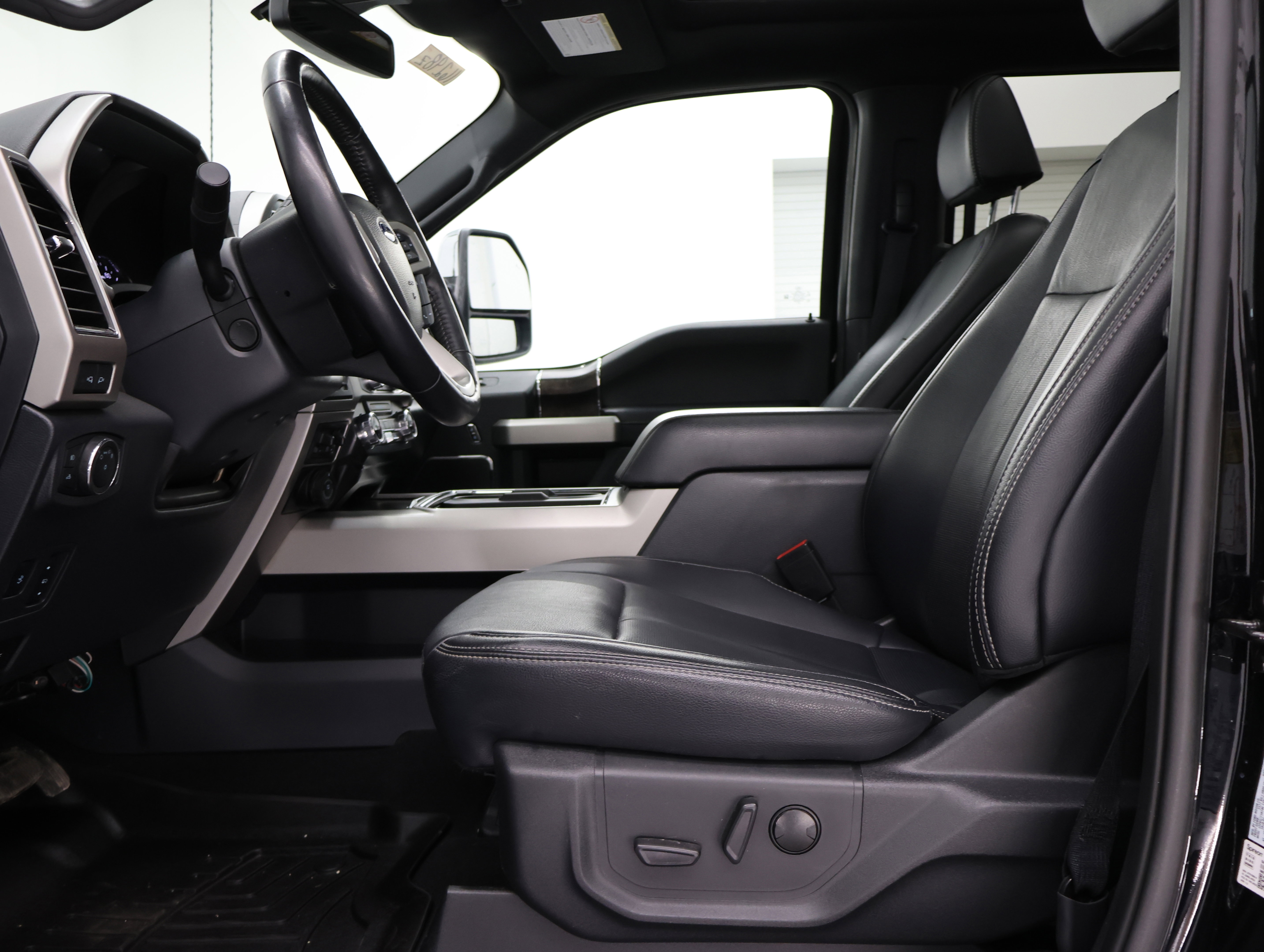 Used 2022 Ford F250 Lariat w/ Tremor Off-Road Package image 8