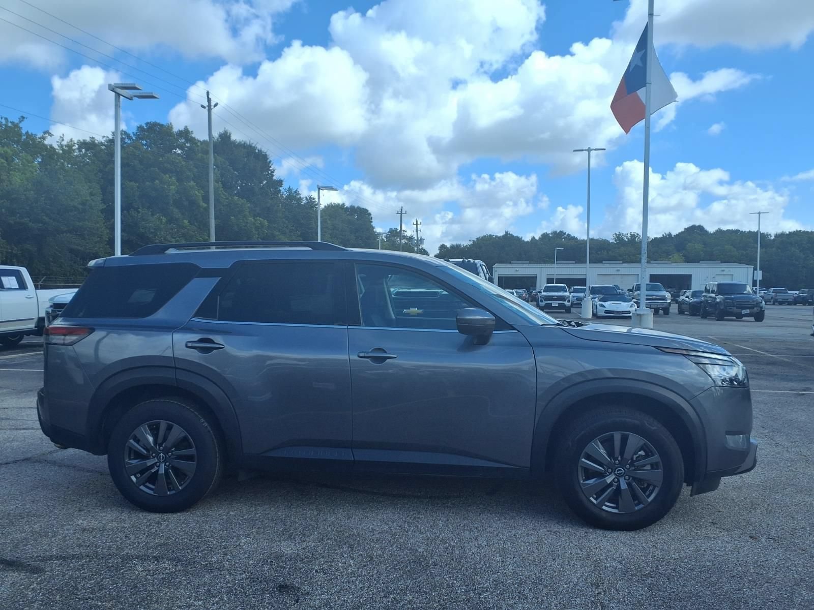 Used 2025 Nissan Pathfinder SV FWD image 21