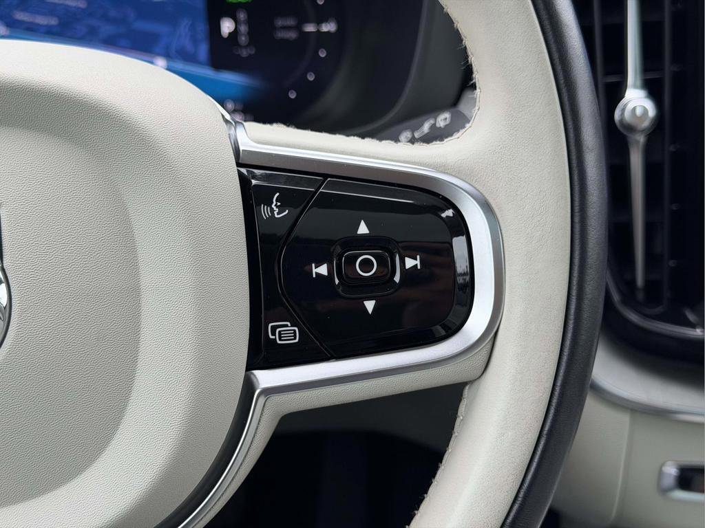 Used 2023 Volvo XC60 T8 Plus w/ Protection Package Premier AWD/4WD image 9