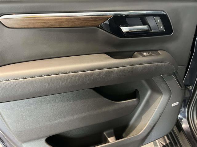 Used 2025 Chevrolet Suburban High Country image 11