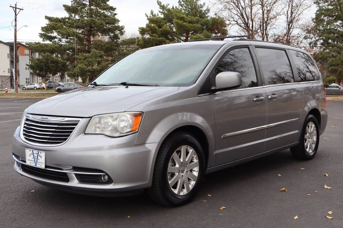 Used 2013 Chrysler Town & Country Touring image 11