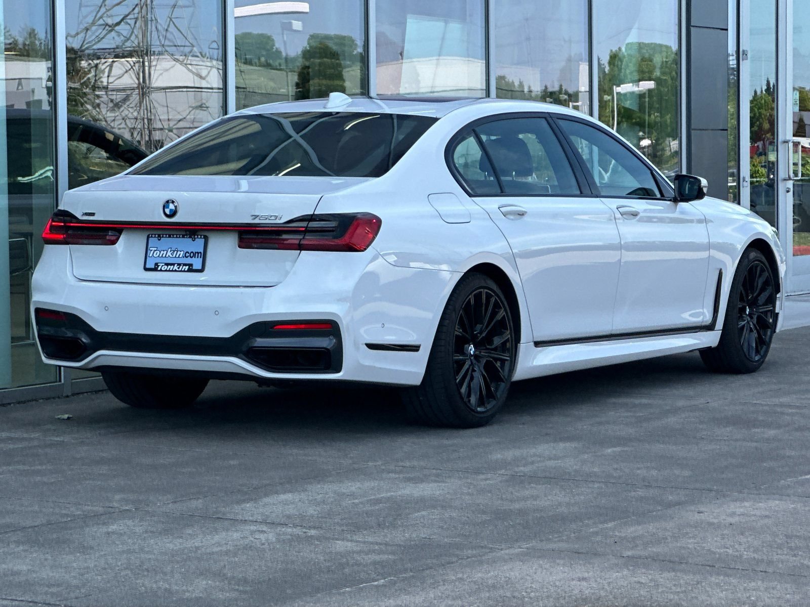 Used 2020 BMW 750i xDrive w/ M Sport Package AWD/4WD image 3