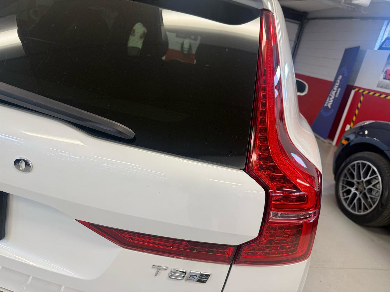 Used 2019 Volvo XC60 T8 R-Design w/ Advanced Package AWD/4WD image 10