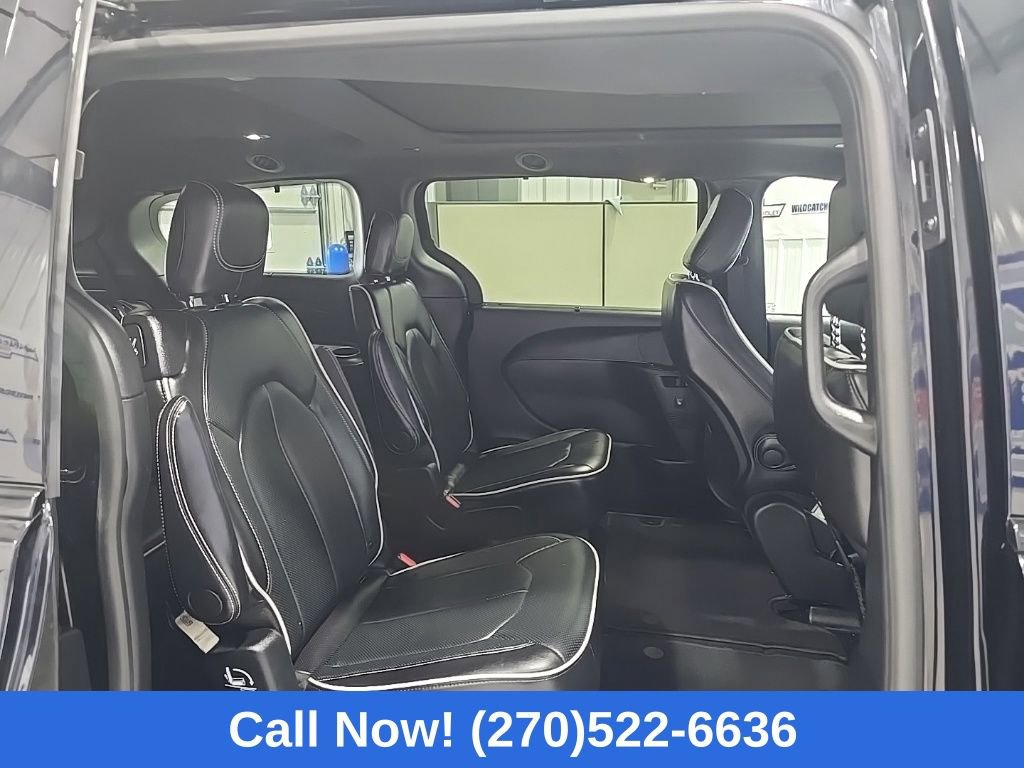 Used 2025 Chrysler Pacifica Limited image 21