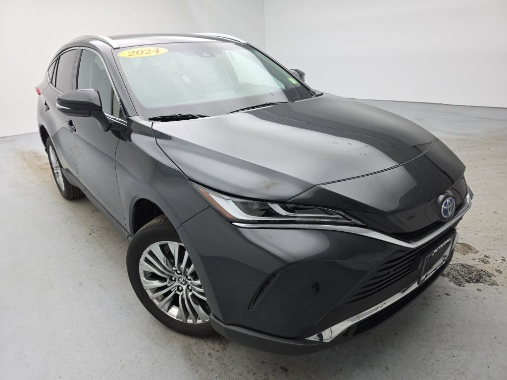 Used 2024 Toyota Venza XLE image 3