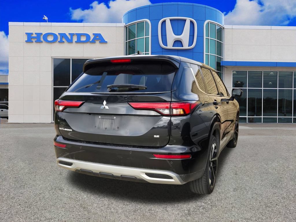 Used 2023 Mitsubishi Outlander SE FWD image 2