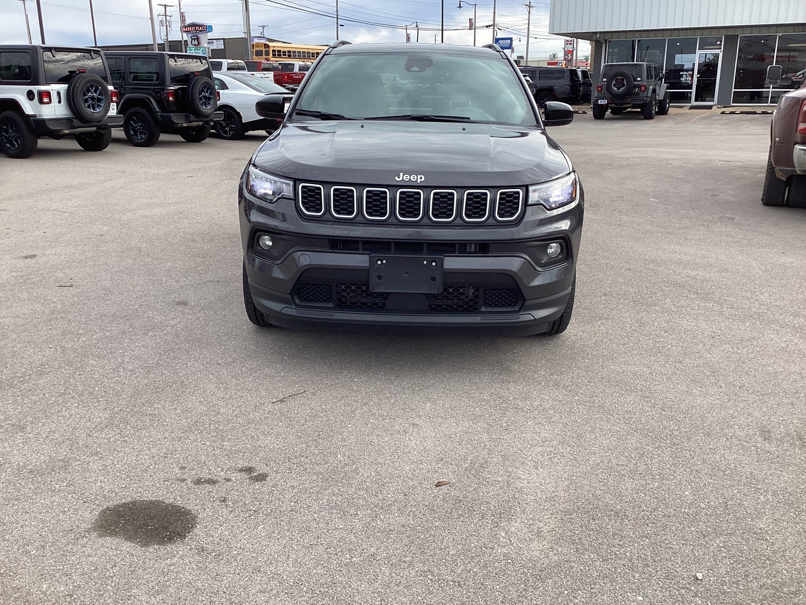 Used 2024 Jeep Compass Latitude AWD/4WD image 1
