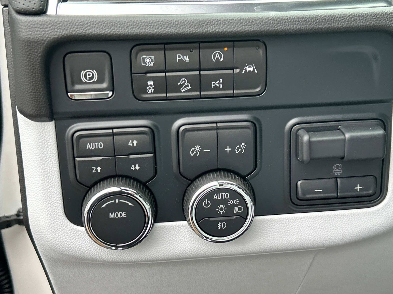 New 2025 Chevrolet Suburban Premier image 22