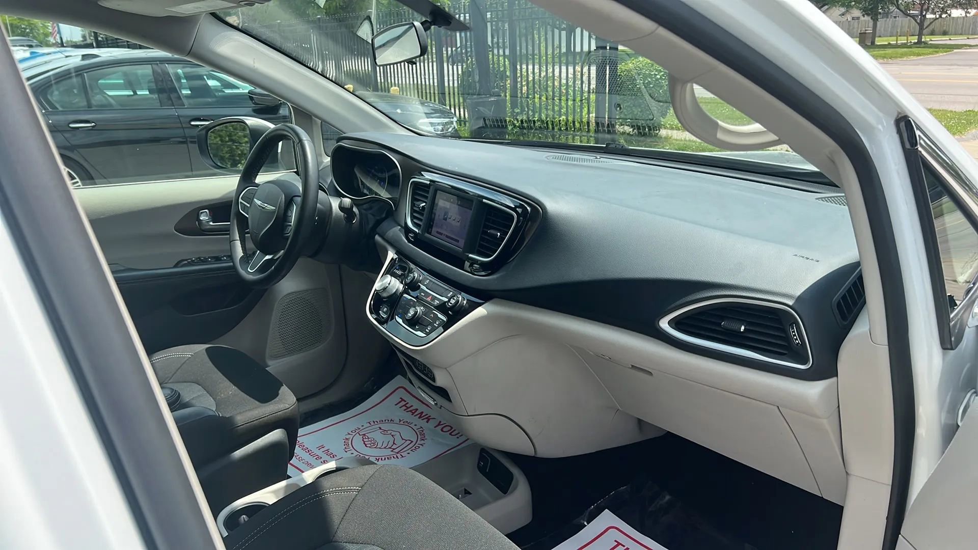 Used 2022 Chrysler Voyager LX image 15