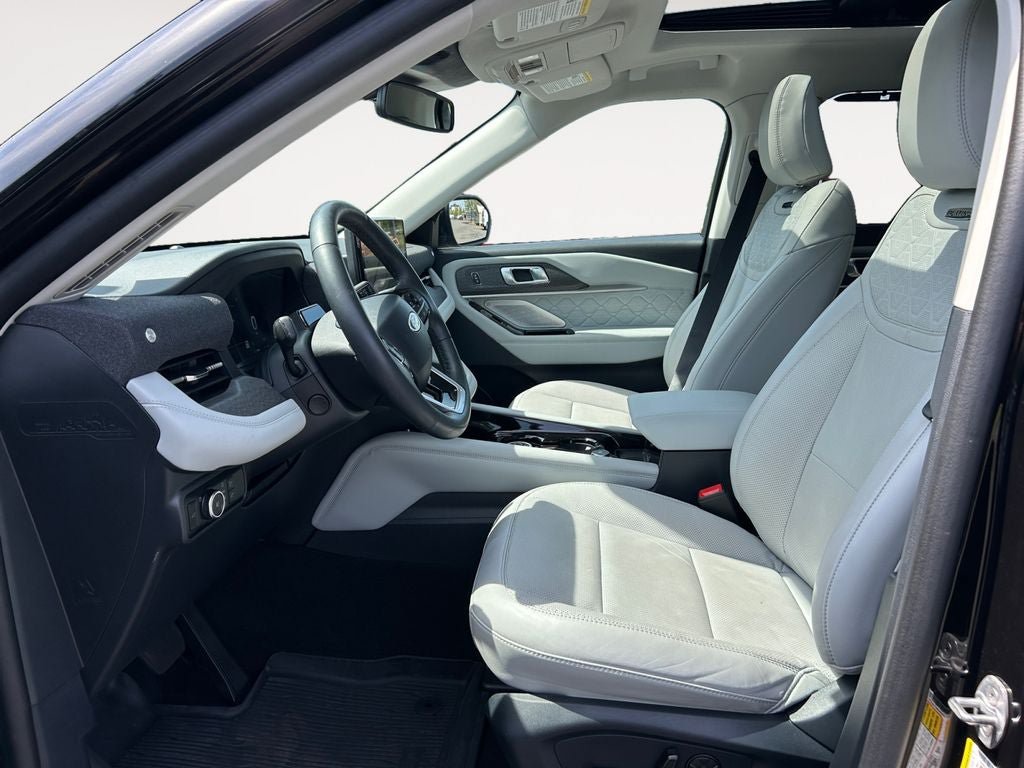 Used 2025 Ford Explorer Platinum w/ Ultimate Package AWD/4WD image 6